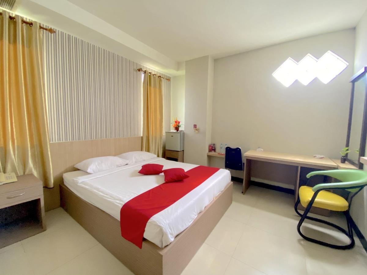 Hotel Davinci Kendari Buitenkant foto